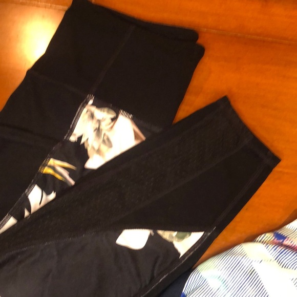 Athleta Blue Luminous Powder Peak & Black floral leggings Both size Small - Picture 4 of 8